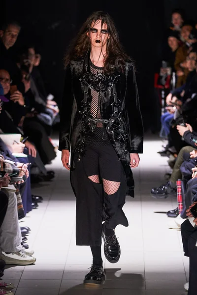 Look 16